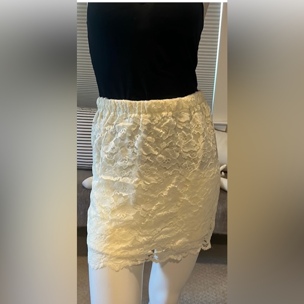 Ivory lace Xhilaration skirt size small